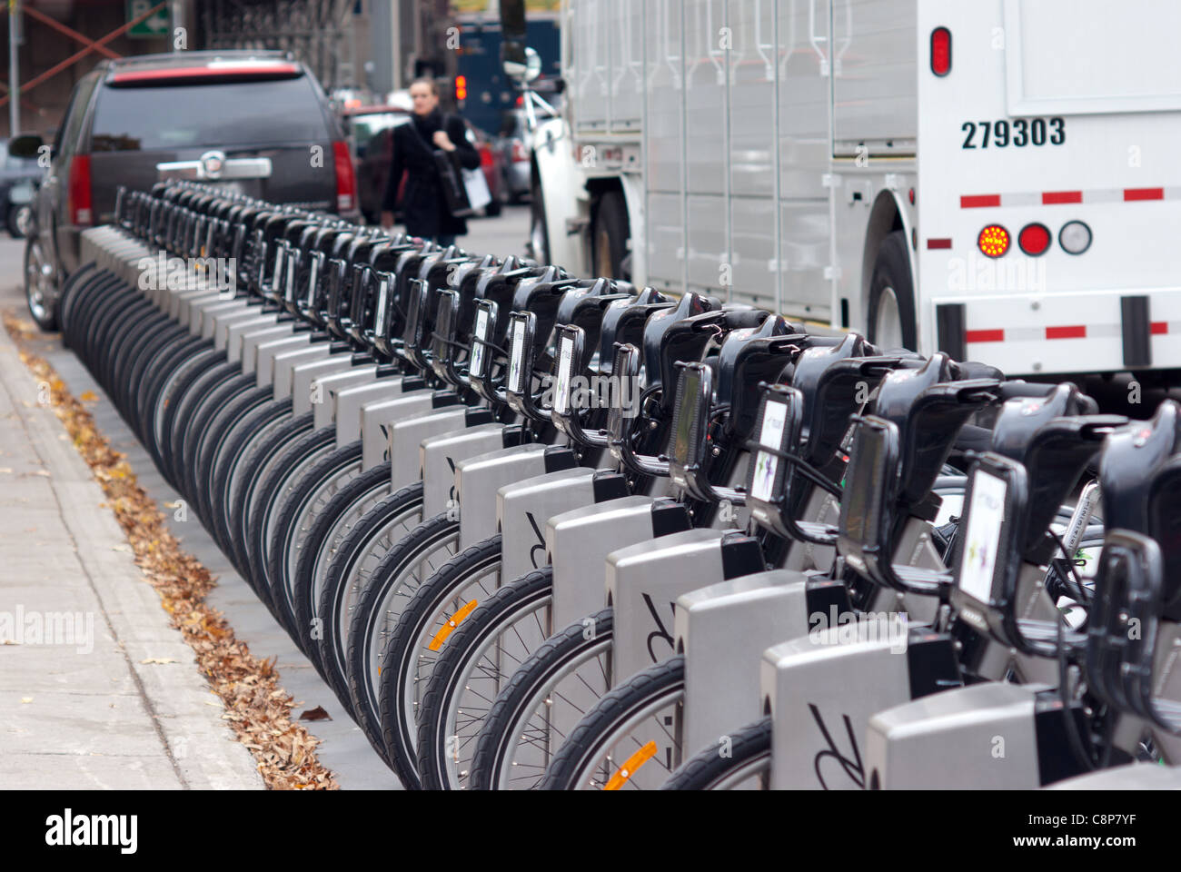 Une station Bixi à Montréal avec plein de bicyclettes Banque D'Images