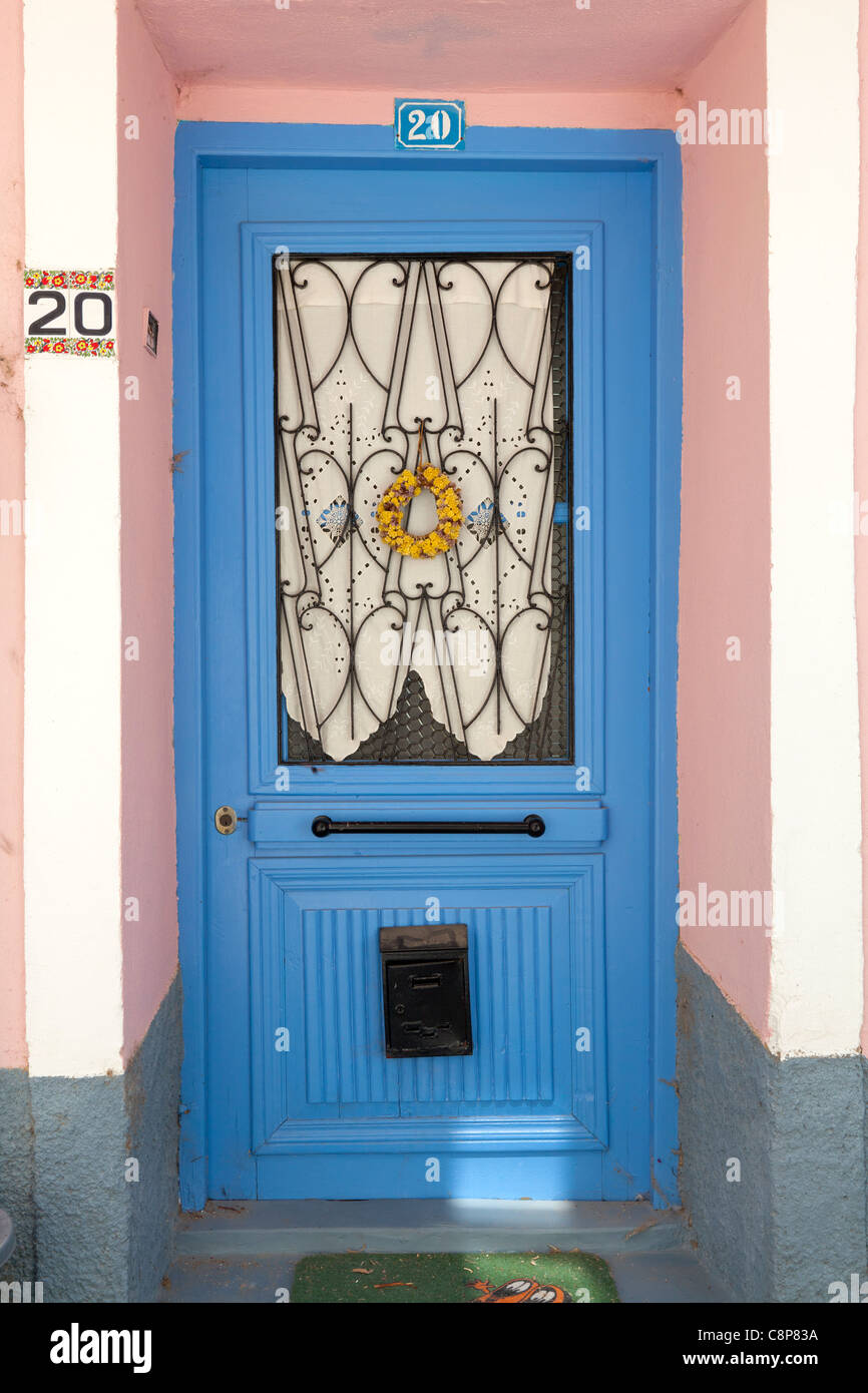 Porte avant traditionnelle dans de Mithymna , Lesbos, Grèce Banque D'Images