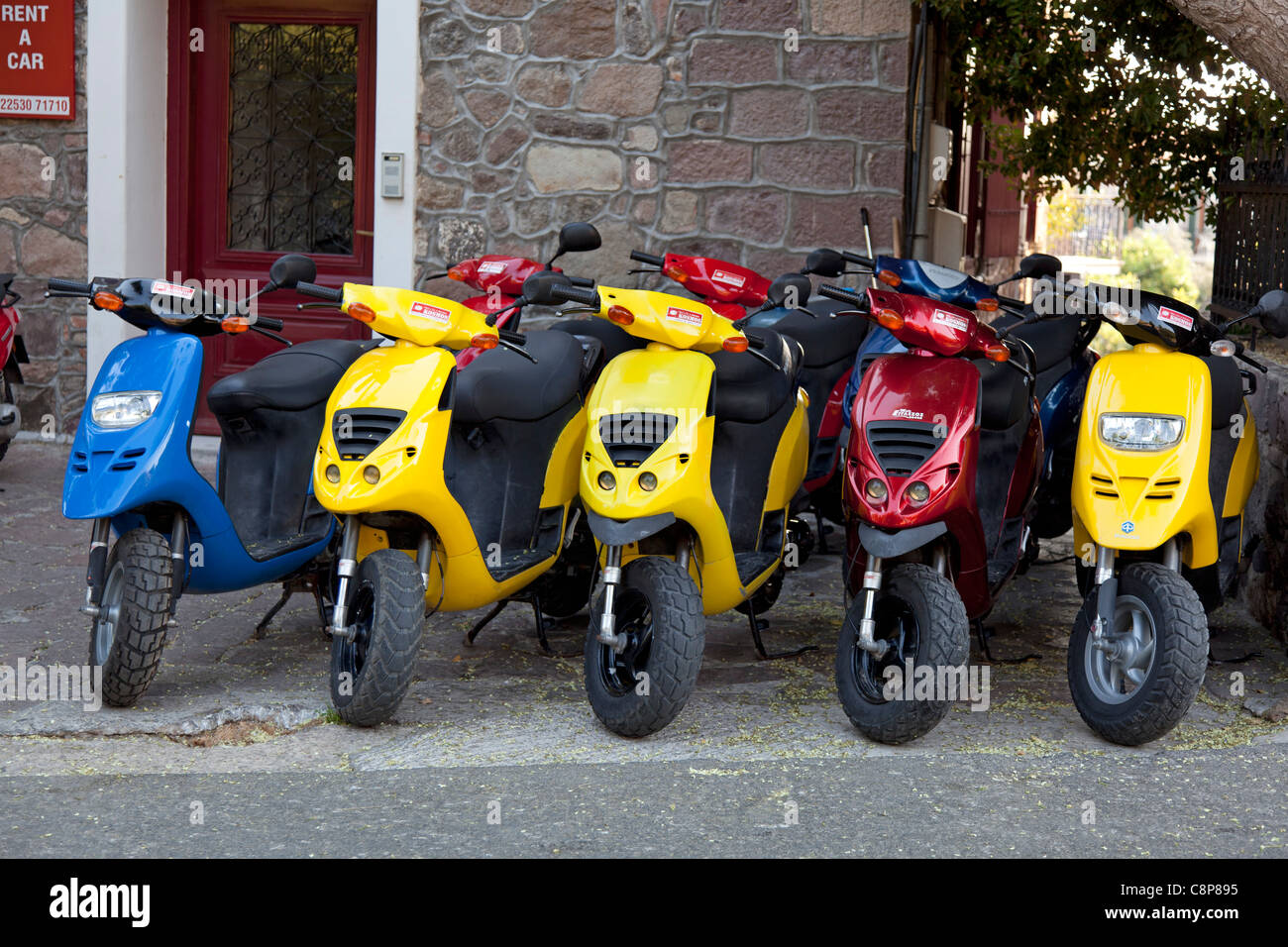 Des scooters à louer à Mithymna, Lesbos , Grèce Banque D'Images