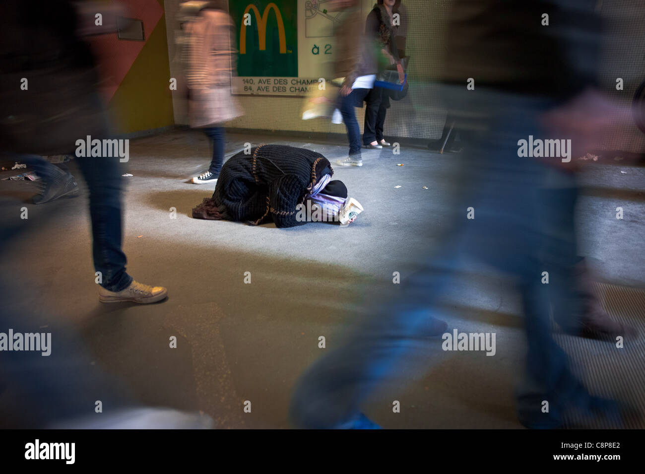 La misère urbaine, Portrait d'un Rom beger le métro parisien Banque D'Images