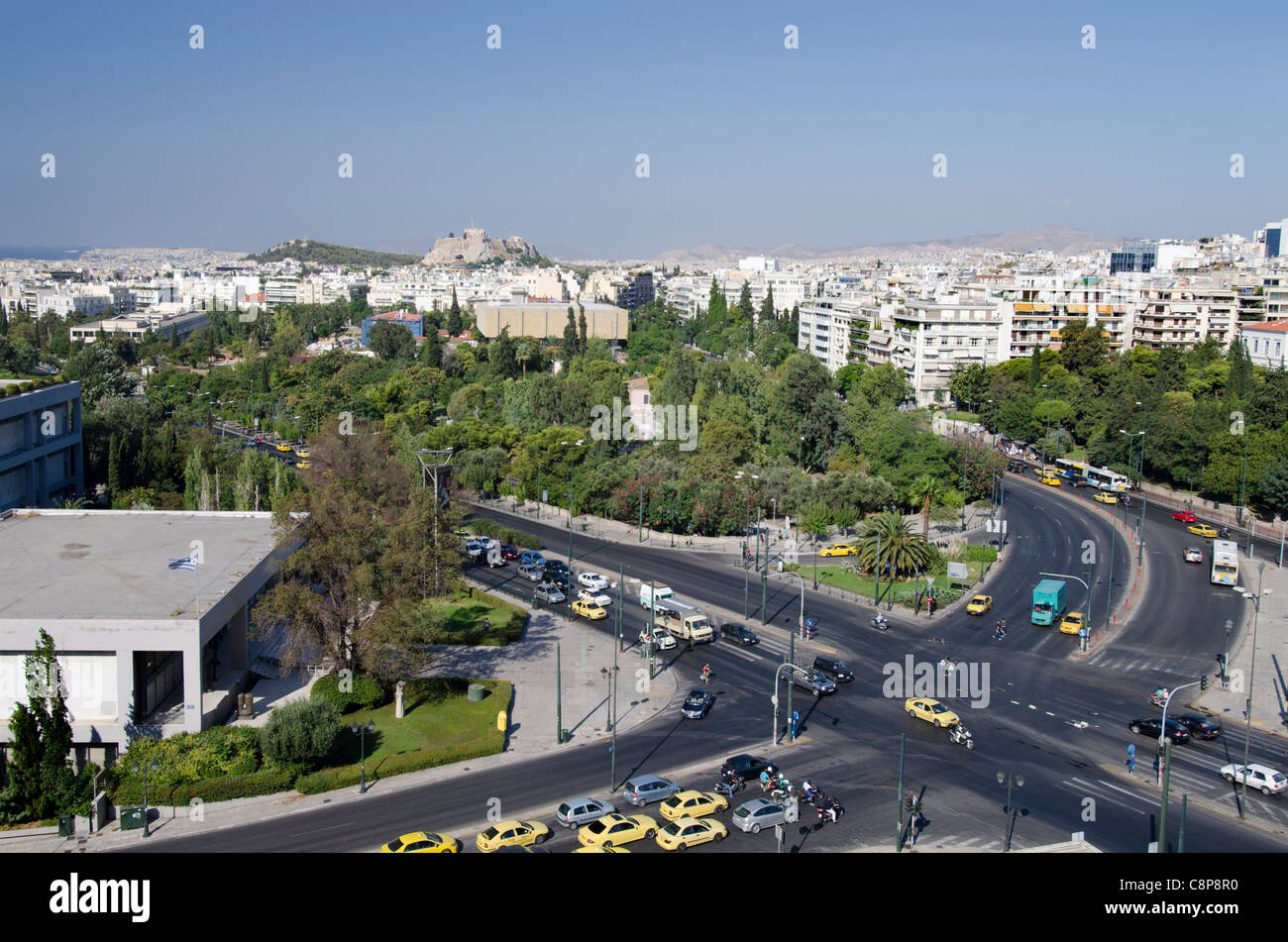 Grèce, Athènes. Le centre-ville d'Athènes sur l'Acropole avec la mer au loin. Banque D'Images