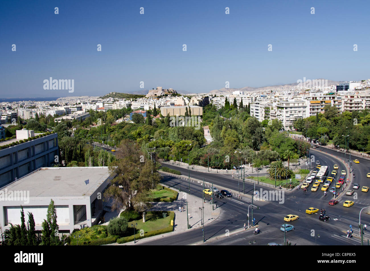 Grèce, Athènes. Le centre-ville d'Athènes sur l'Acropole avec la mer au loin. Banque D'Images