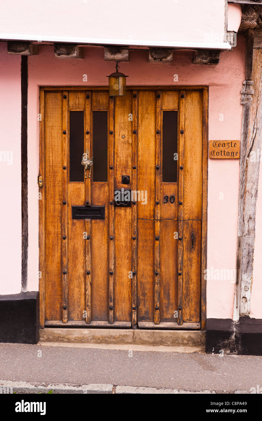 Une belle porte d'entrée en bois inhabituels sur une maison de Lavenham Suffolk , , Angleterre , Angleterre , Royaume-Uni Banque D'Images