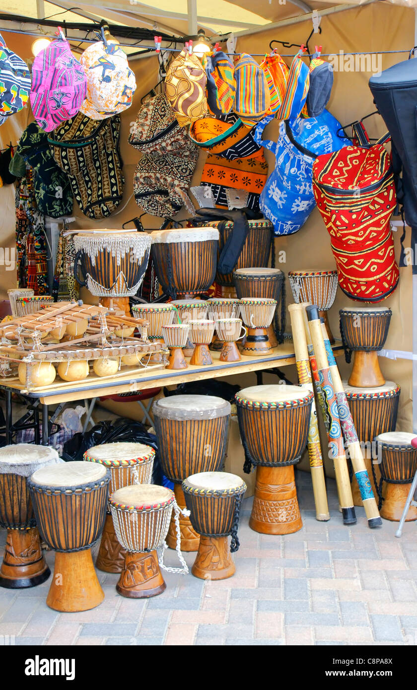 Marchands africains stand avec djembe drums, textile et autres arts et métiers traditionnels. Banque D'Images