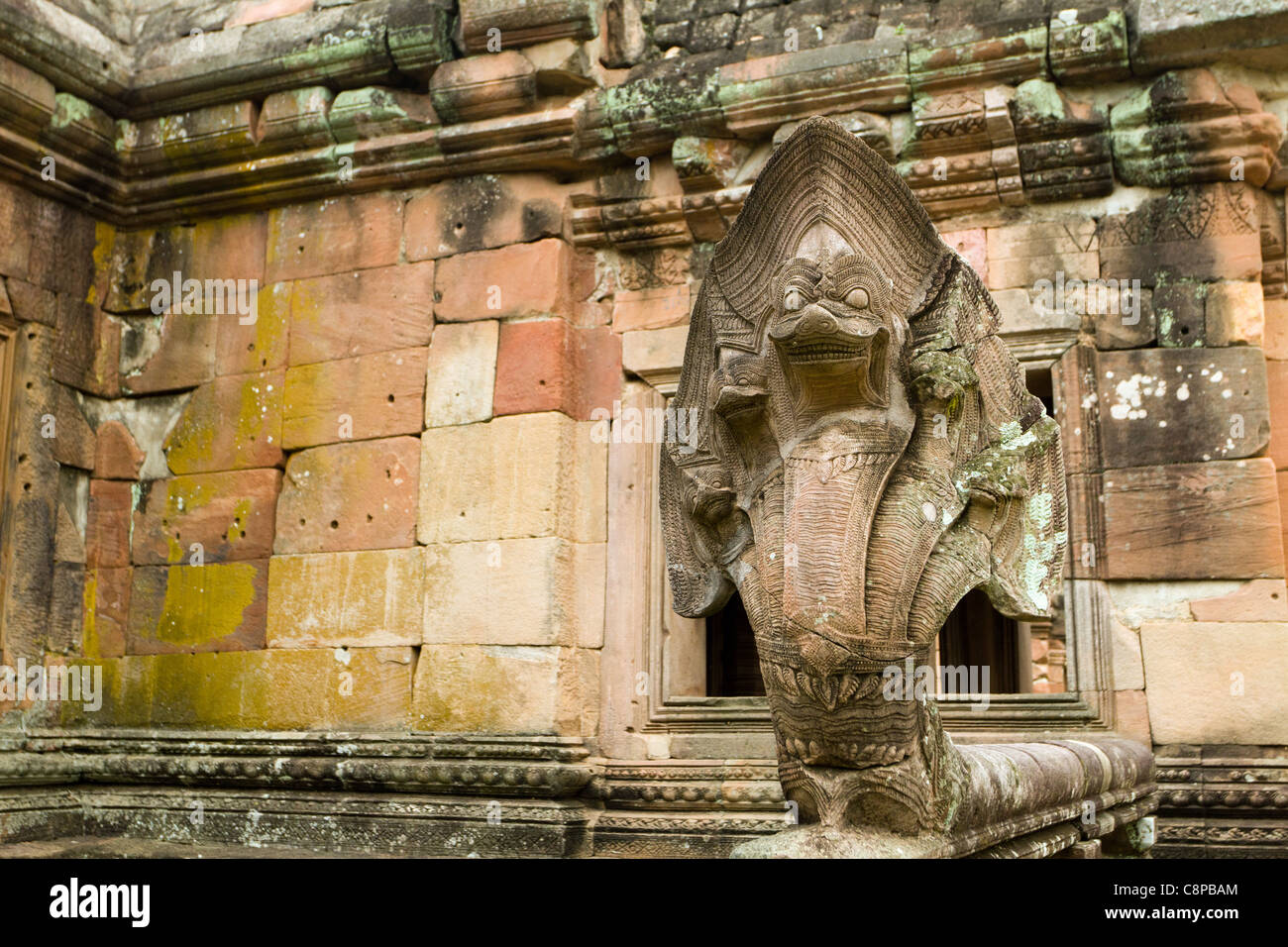 Statue de lion cobra dirigé cinq au prasat hin Phanom Rung temple khmer ruines en Thaïlande Banque D'Images