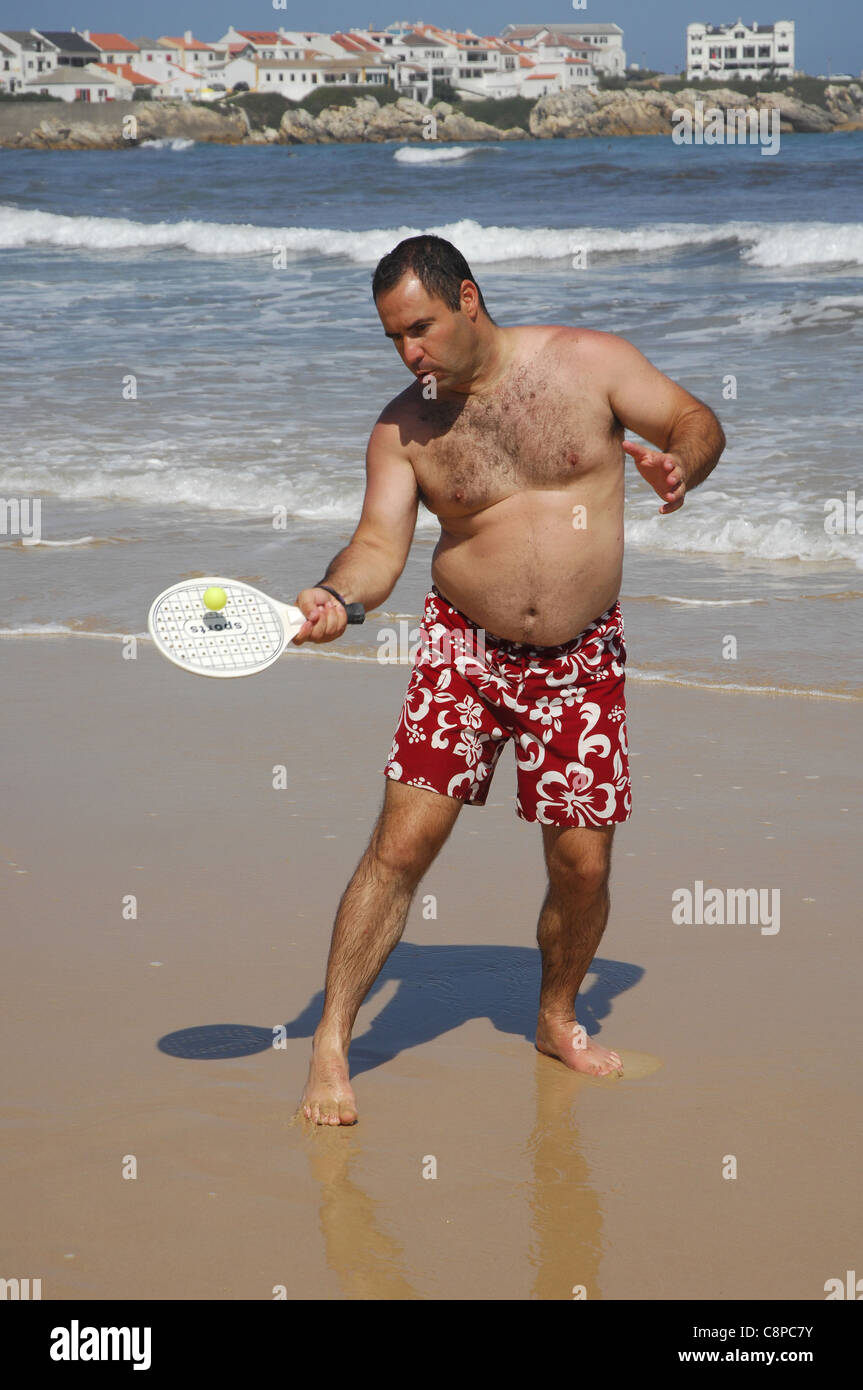 Un Gros Homme La Pratique Du Beach Tennis Sur La Plage