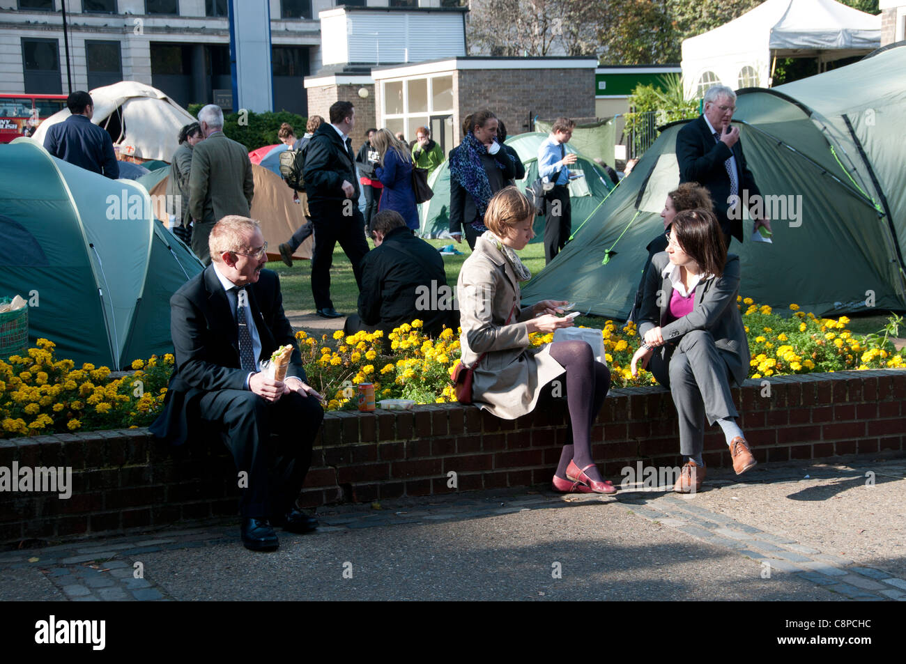 Occupy London Lundi 24 octobre Finsbury Square. L'heure du déjeuner. Les travailleurs de la ville à côté de tentes Banque D'Images