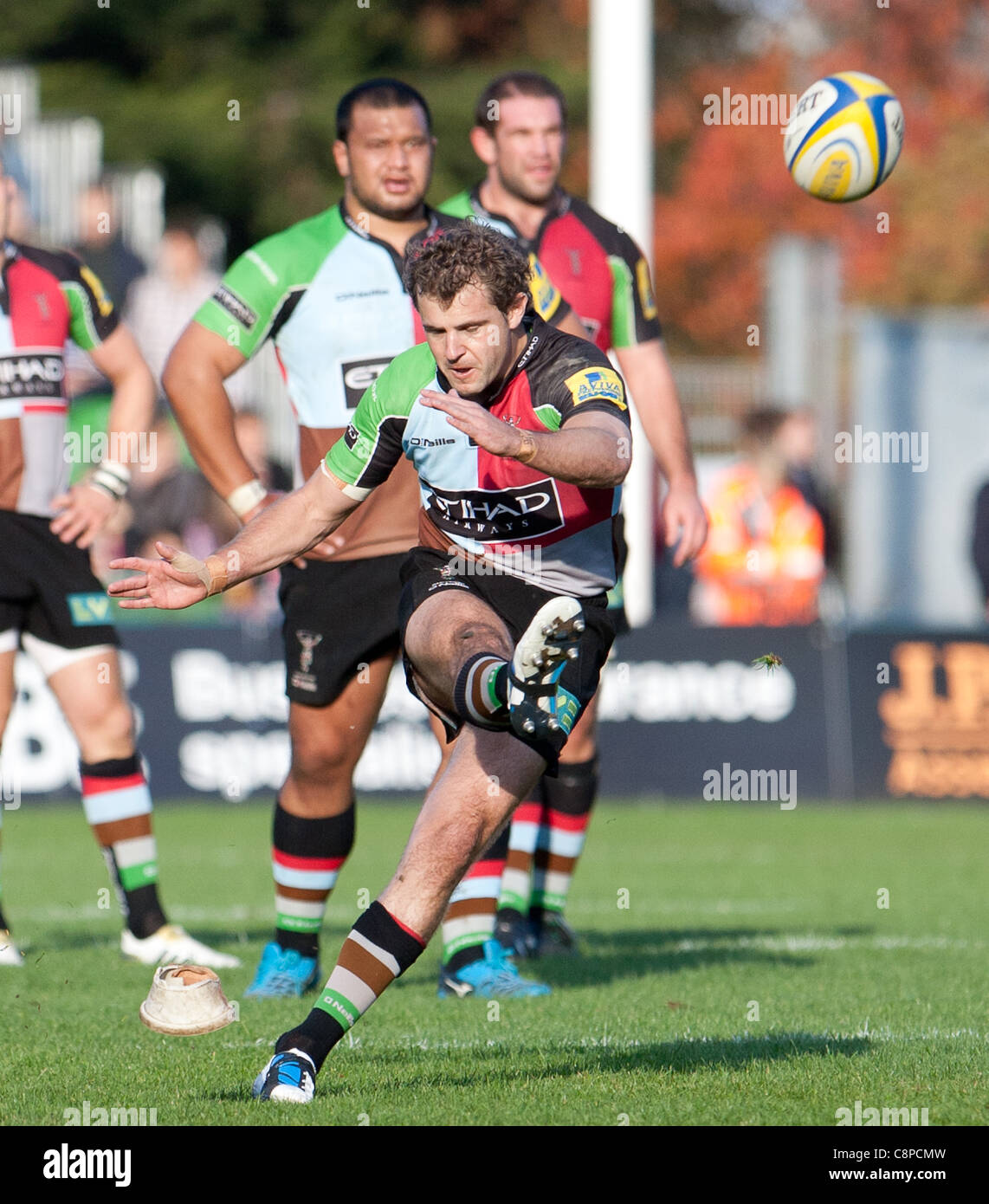 Tous les Harlequins demi de mouches noires, Nick Evans kicks une pénalité contre Exeter Chiefs. Il donna un autre 3 pénalités dans le 19-13 gagner les Exeter Chiefs Banque D'Images