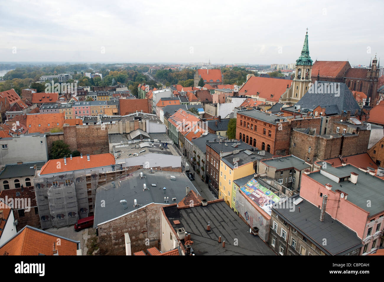 Vue sur les toits de la vieille ville dans la ville de Torun en Pologne Banque D'Images