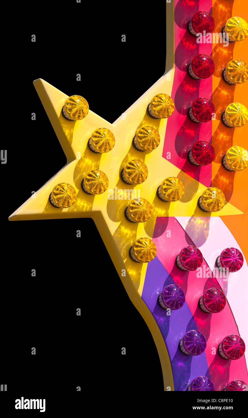 Star coloré amusement park ride lights sur fond noir Banque D'Images