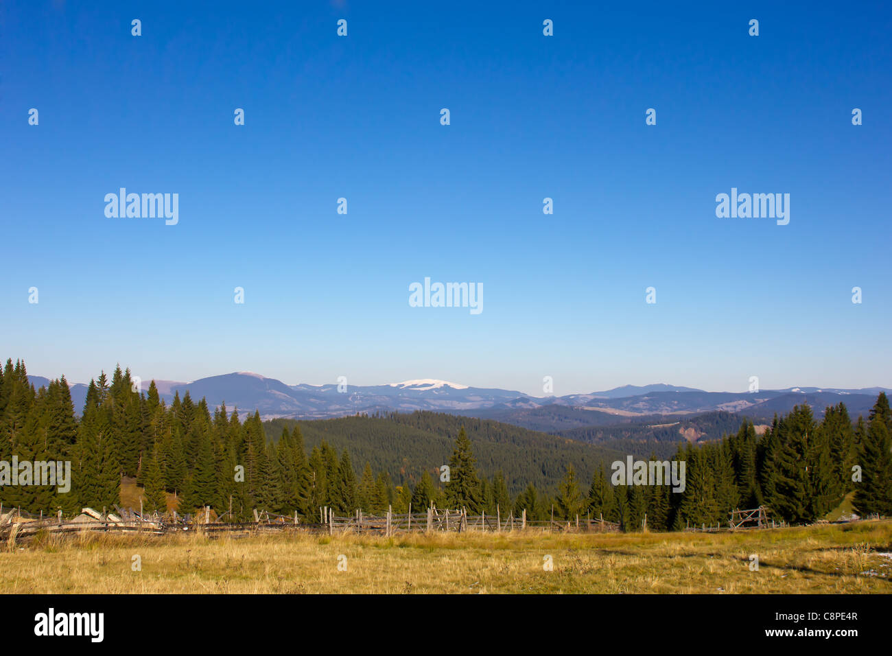 Sur la montagne paysage avec ciel bleu Banque D'Images