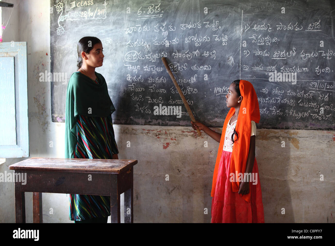 Muslim Indian girl with enseignant à l'école l'Andhra Pradesh en Inde du Sud Banque D'Images