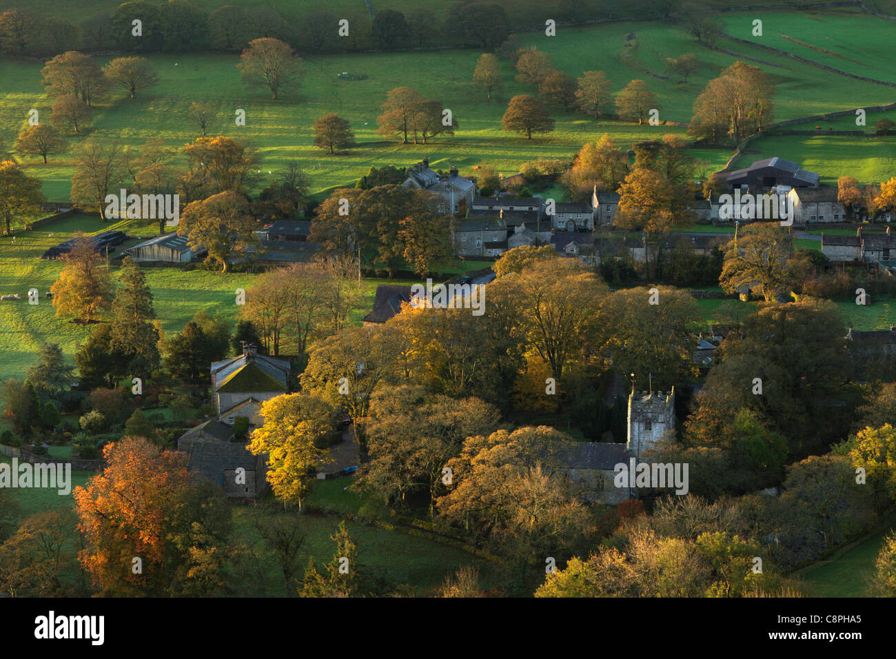 Les premiers rayons de soleil sur le feuillage de l'automne aux couleurs vives de Arncliffe dans Littondale, Yorkshire Banque D'Images