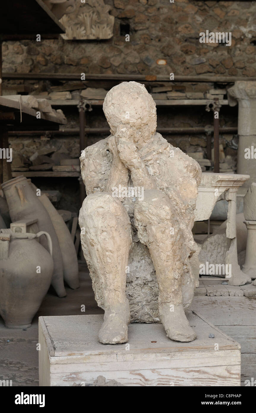 Pompéi. L'Italie. Plâtre de victime de l'éruption du Vésuve, site archéologique de Pompéi. Banque D'Images