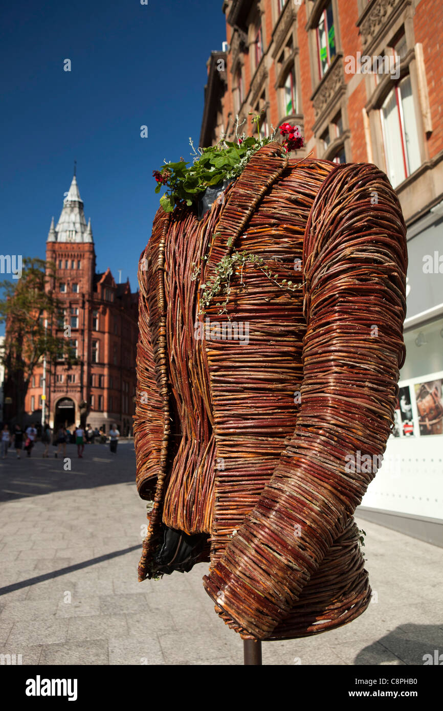 Pas105 Royaume-uni, Nottingham Nottinghamshire, en fleurs, rue Queen, veste willow sculpture de l'Art Conception Topiaire Banque D'Images