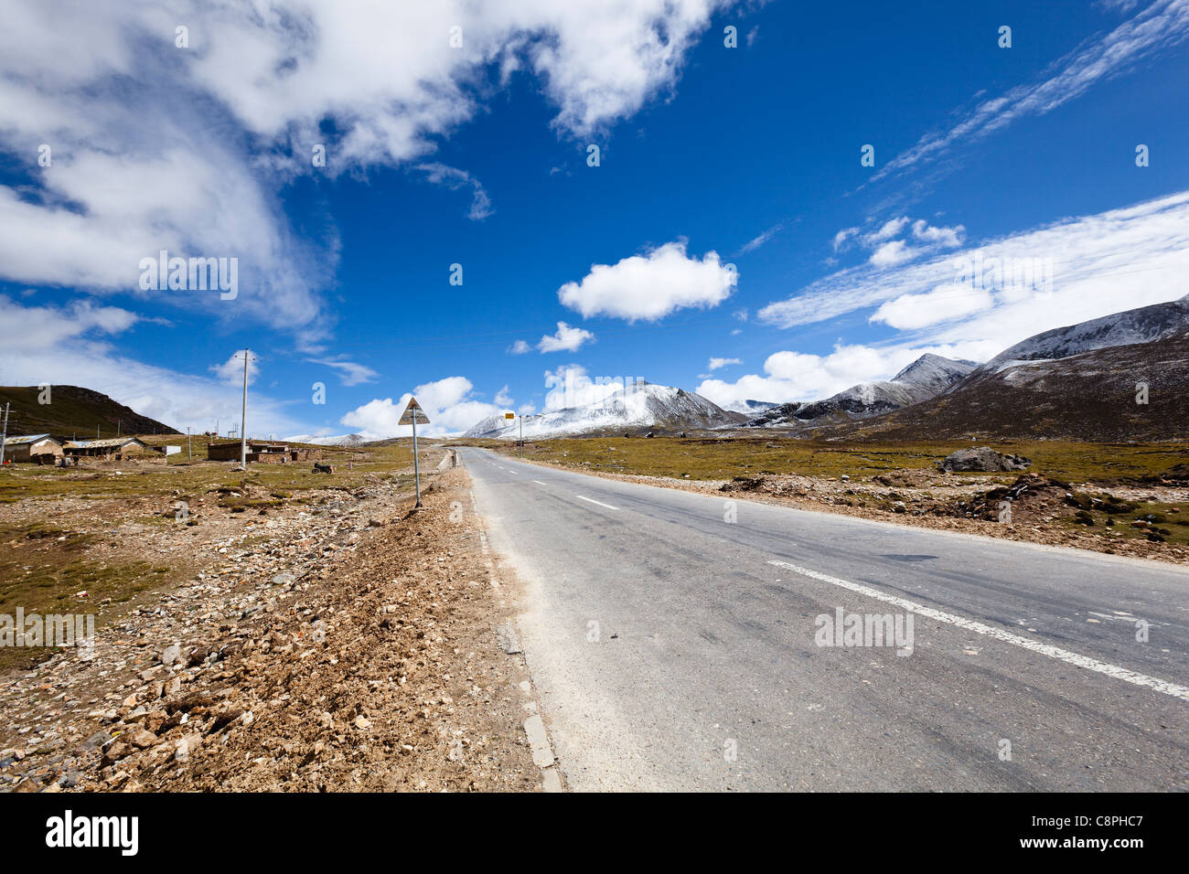 Tibet : route de montagne Banque D'Images
