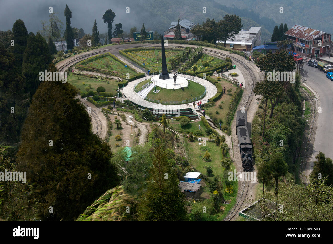 Langue étroite Darjeeling train à double boucle de Batasia Darjeeling au Bengale occidental en Inde Banque D'Images