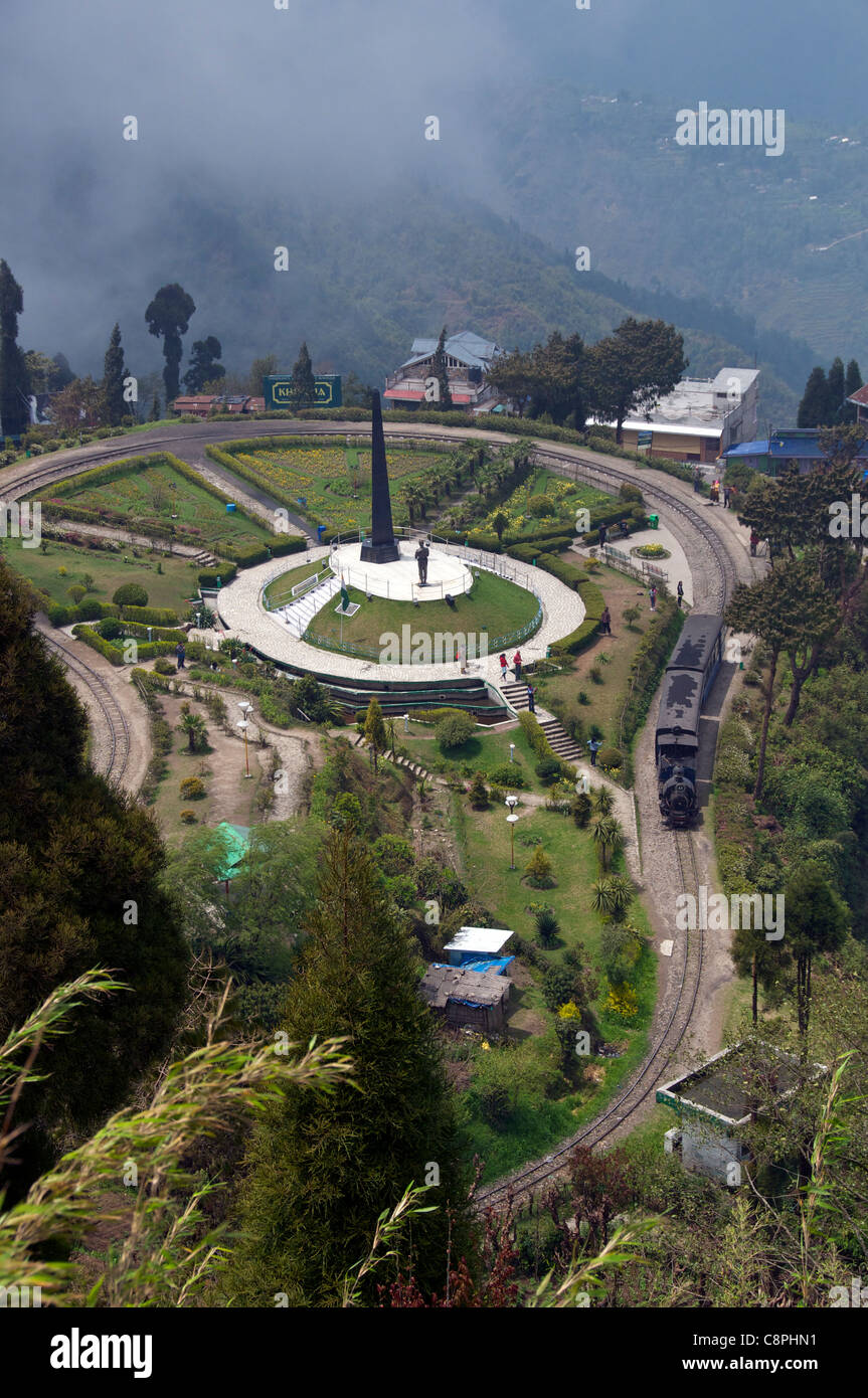 Langue étroite Darjeeling train à double boucle de Batasia Darjeeling au Bengale occidental en Inde Banque D'Images