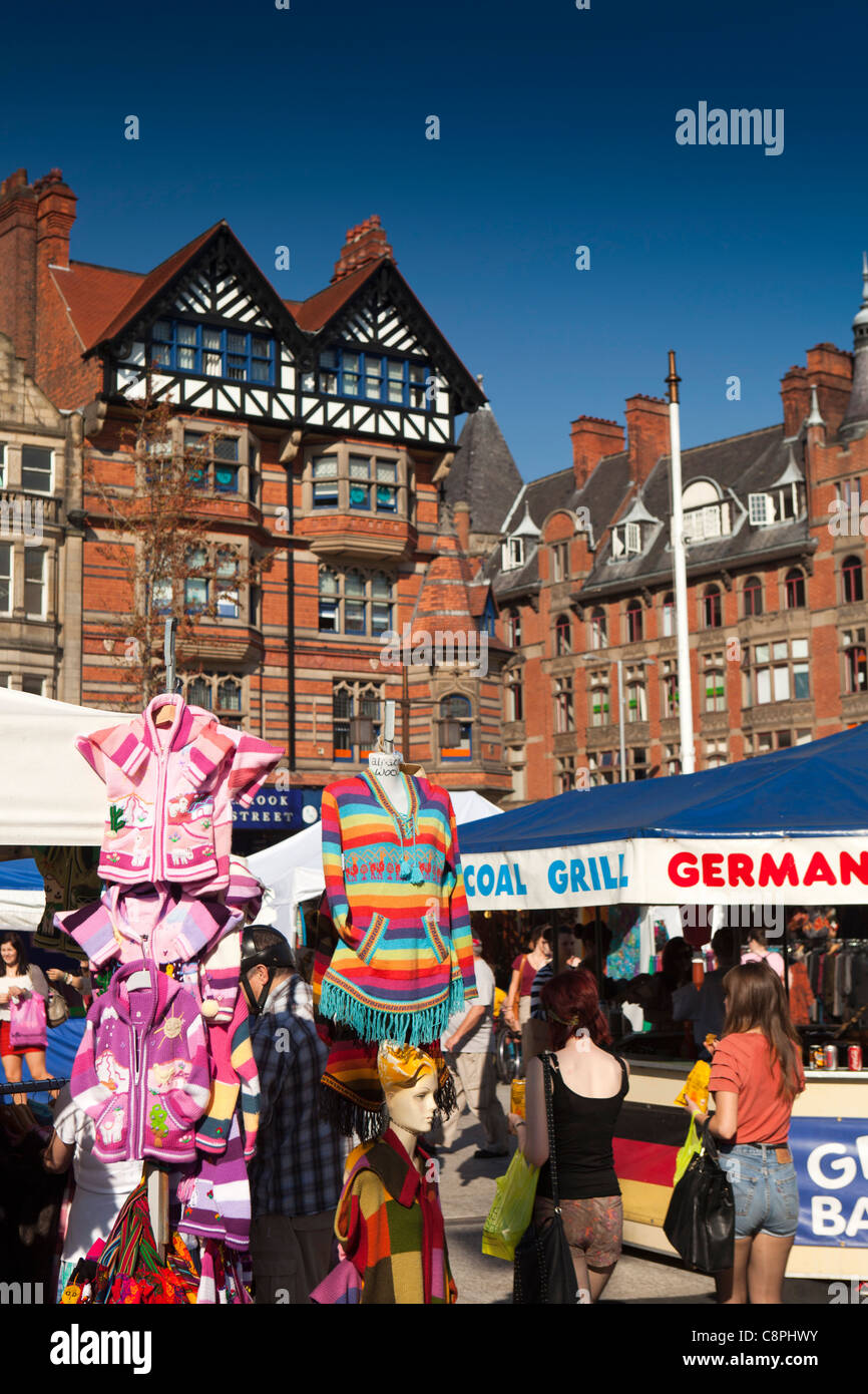 Royaume-uni, Nottingham, Nottinghamshire, Place du Vieux Marché, world village market stall tricots péruviens Banque D'Images