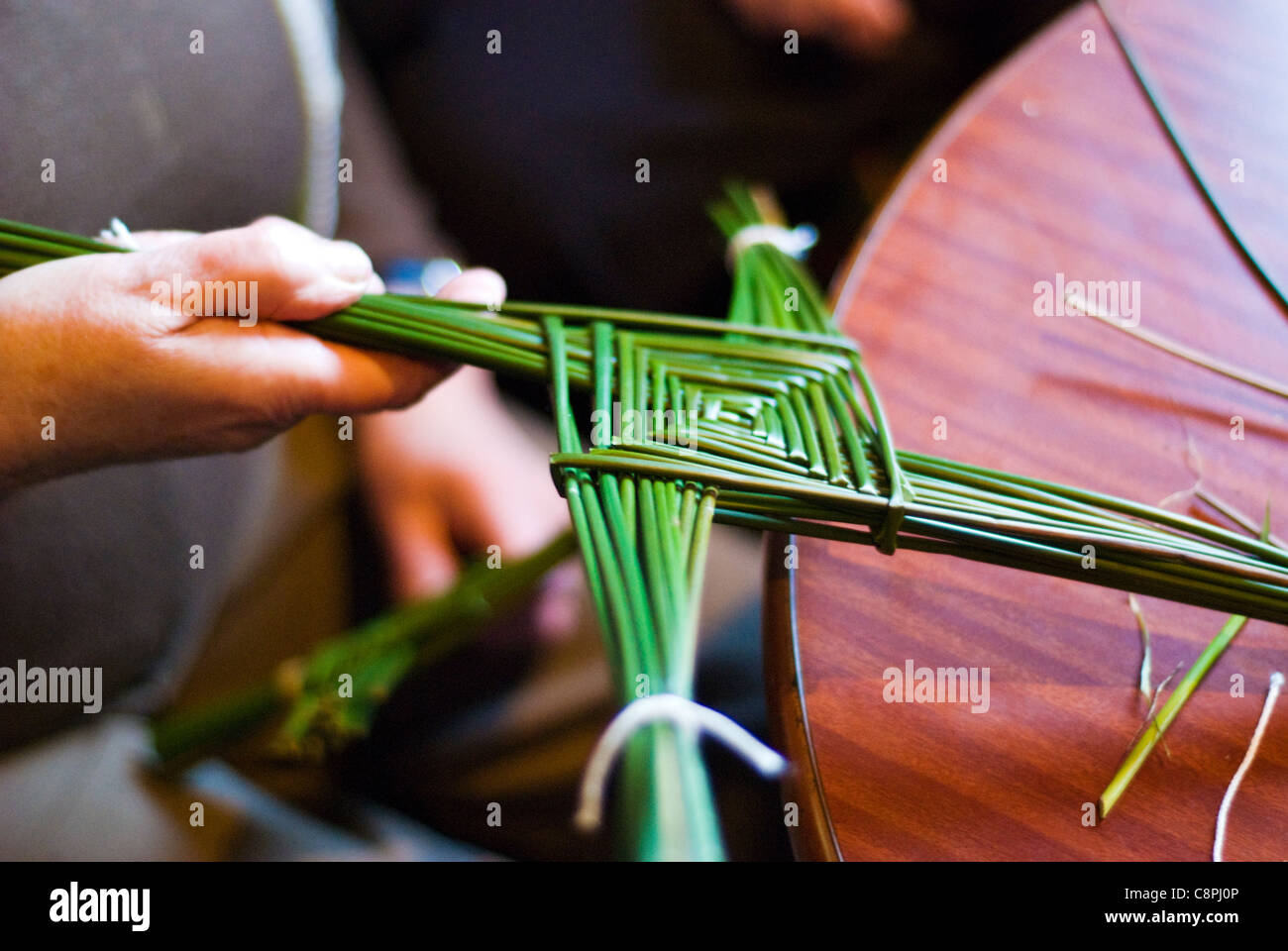Faire une croix de Saint Brigid's est l'un des rituels traditionnels en Irlande pour célébrer le début du début du printemps, le 1er février Banque D'Images