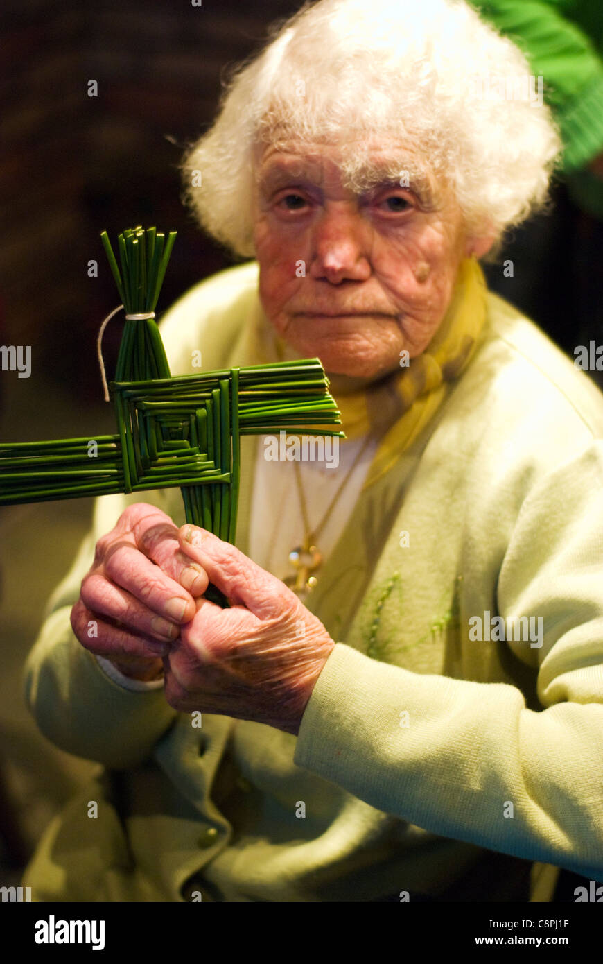 Faire une croix de Saint Brigid's est l'un des rituels traditionnels en Irlande pour célébrer le début du début du printemps, le 1er février Banque D'Images
