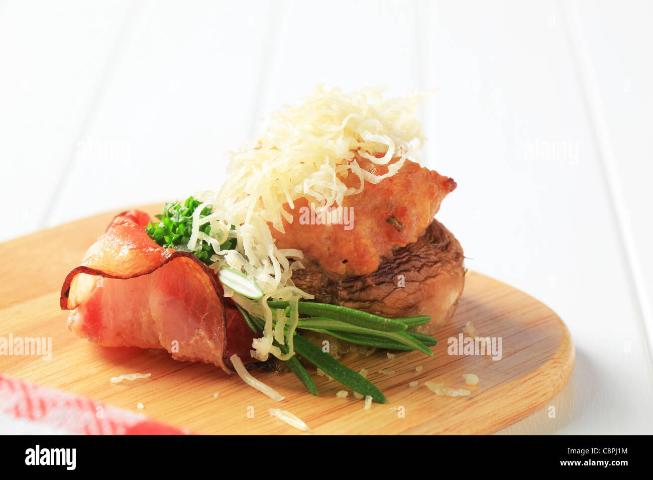 Viande hachée Champignons farcis au fromage arrosé de Banque D'Images