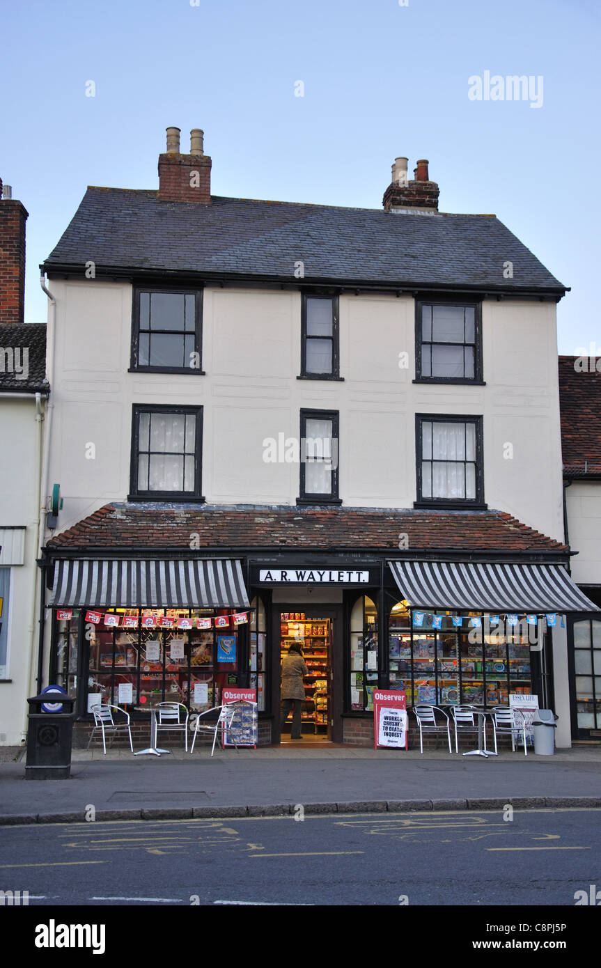 Wayletts de Thaxted store au crépuscule, Rue, Ville Thaxted, Essex, Angleterre, Royaume-Uni Banque D'Images