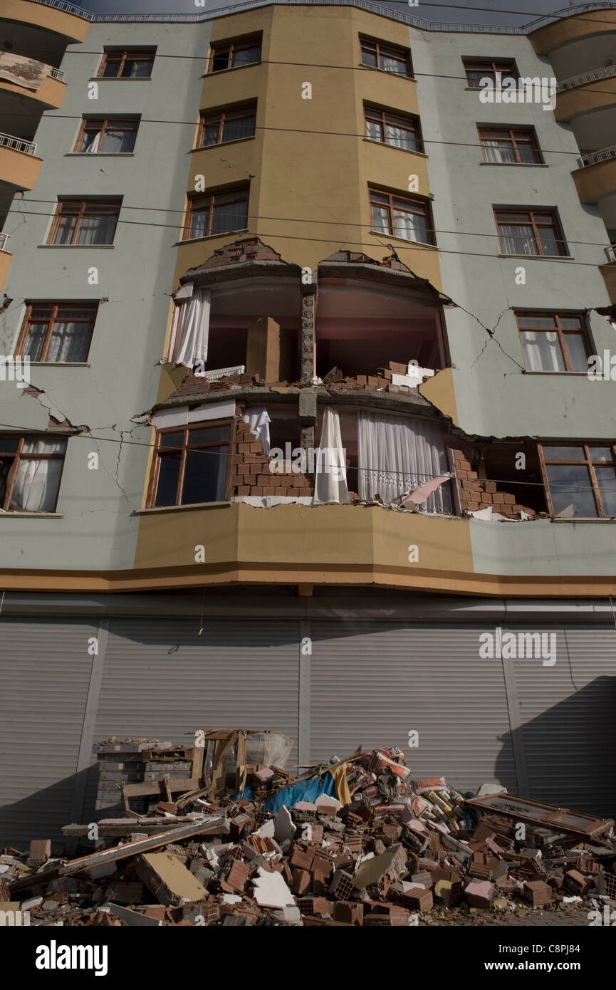 L'épicentre du tremblement de terre à Tabanlı Village et mesuré 7,2 sur l'échelle de Richter a frappé la province de Van, à 13:41 le 23 octobre 2011. Le séisme et ses répliques ont été ressenti principalement dans les régions voisines de l'épicentre. Le centre-ville d'Ercis, dans la province de Van est affecté principalement le samedi, 29e Banque D'Images