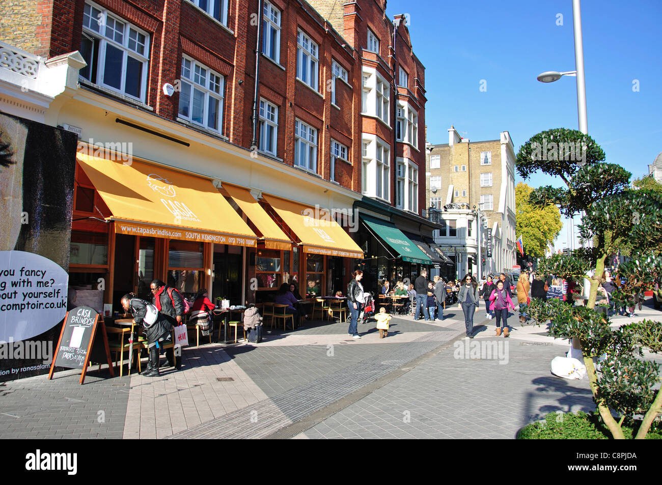 Les cafés en plein air, Exhibition Road, Kensington, quartier royal de Kensington et Chelsea, London, Greater London, England, UK Banque D'Images
