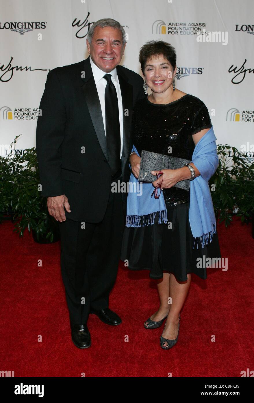 Steve Miller, Suzanne Miller aux arrivées pour 16e Andre Agassi Grand Slam pour les enfants Concert-bénéfice, le Wynn Las Vegas, Las Vegas, NV le 29 octobre 2011. Photo par : James Atoa/Everett Collection Banque D'Images