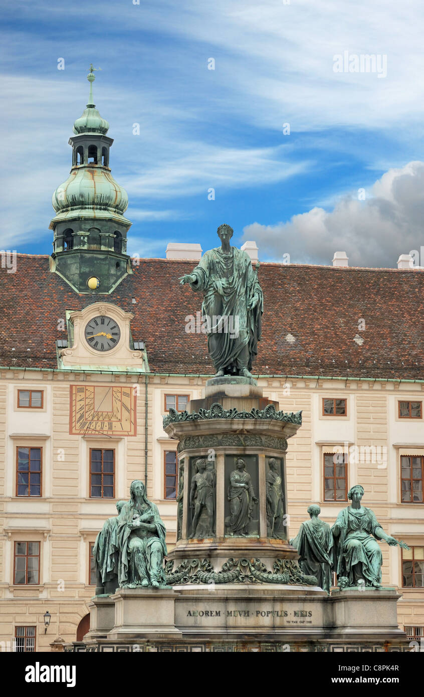 Monument de Joseph II (empereur romain) et la tour de l'Imperial Palace avec cadran solaire, Hofburg, Vienne, Autriche. Banque D'Images