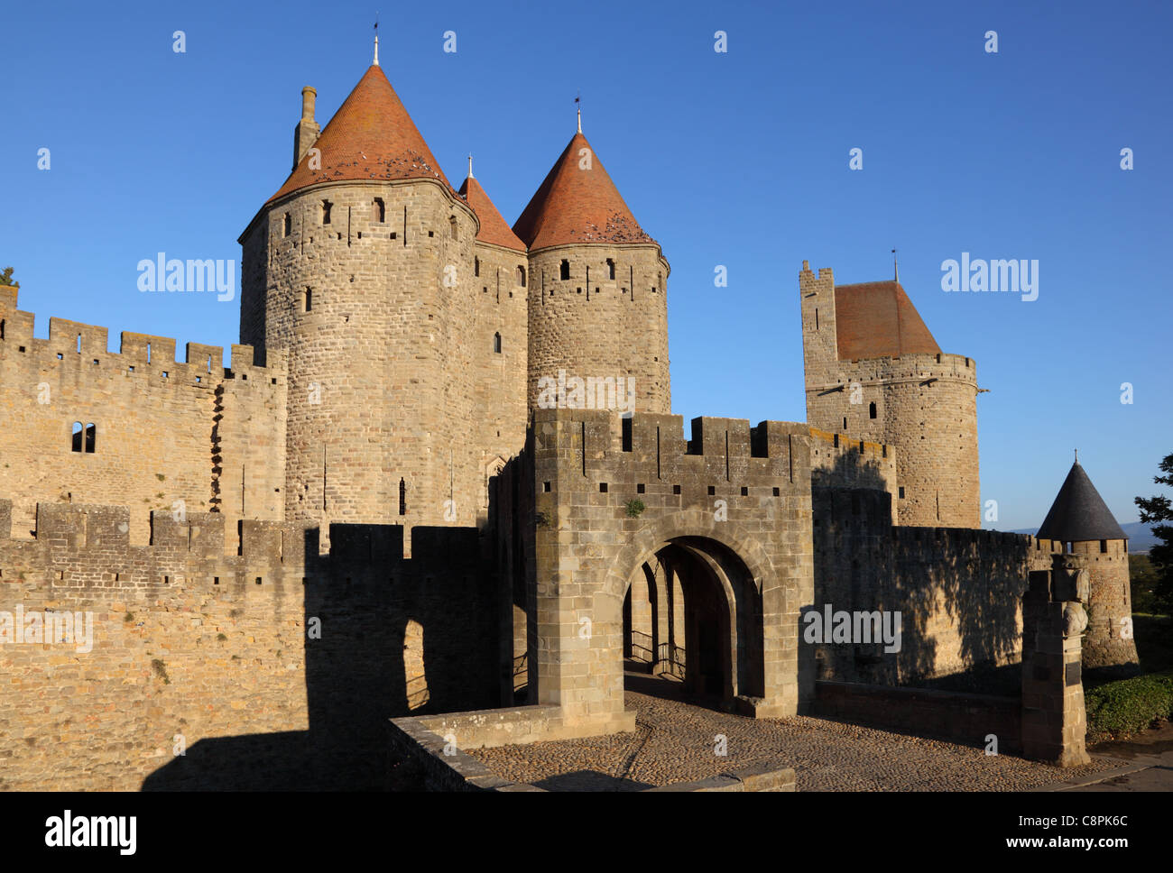 Porte fortifiée de la ville médiévale de Carcassonne, France Photo Stock -  Alamy