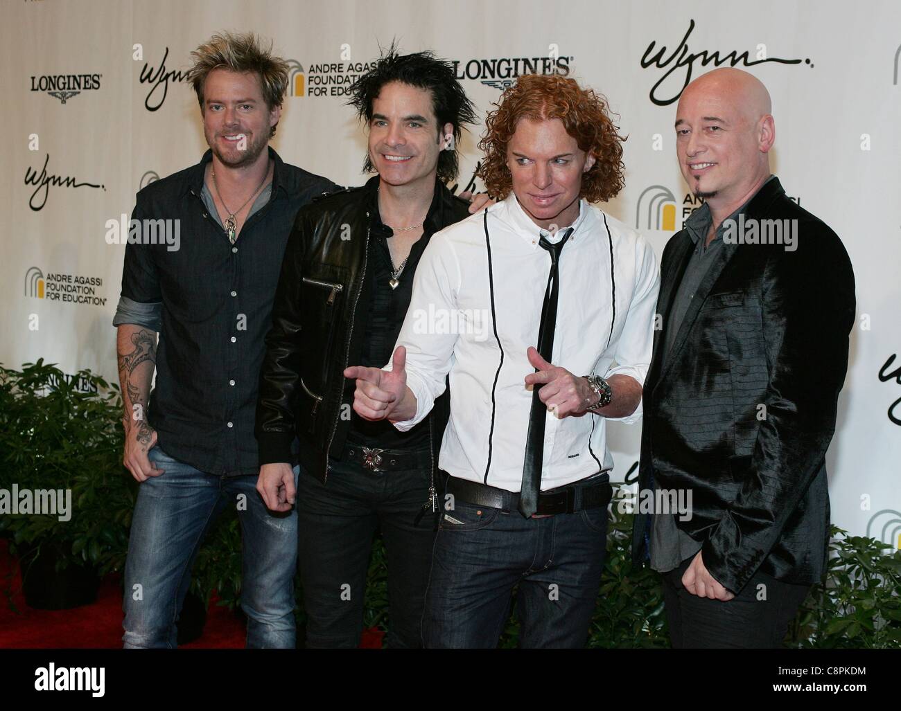 Train, Carotte Haut devant le hall des arrivées pour 16e Andre Agassi Grand Slam pour les enfants Concert-bénéfice, le Wynn Las Vegas, Las Vegas, NV le 29 octobre 2011. Photo par : James Atoa/Everett Collection Banque D'Images