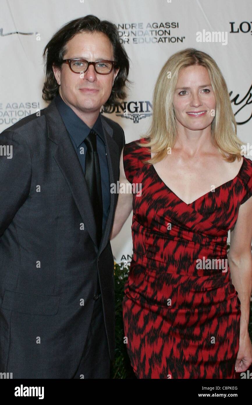 Davis Guggenheim, Elisabeth Shue aux arrivées pour 16e Andre Agassi Grand Slam pour les enfants Concert-bénéfice, le Wynn Las Vegas, Las Vegas, NV le 29 octobre 2011. Photo par : James Atoa/Everett Collection Banque D'Images