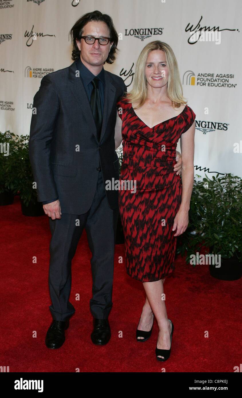 Davis Guggenheim, Elisabeth Shue aux arrivées pour 16e Andre Agassi Grand Slam pour les enfants Concert-bénéfice, le Wynn Las Vegas, Las Vegas, NV le 29 octobre 2011. Photo par : James Atoa/Everett Collection Banque D'Images