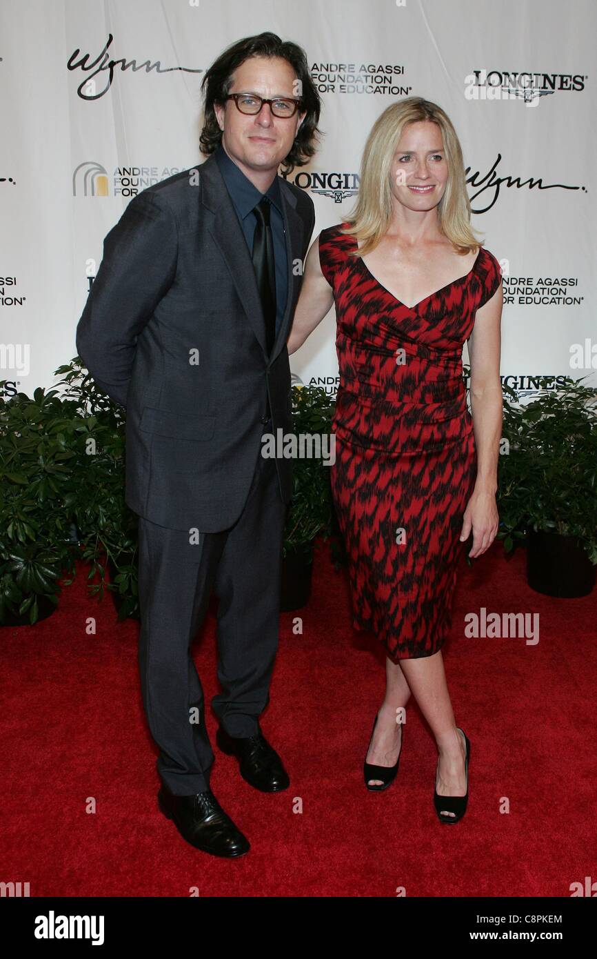 Davis Guggenheim, Elisabeth Shue aux arrivées pour 16e Andre Agassi Grand Slam pour les enfants Concert-bénéfice, le Wynn Las Vegas, Las Vegas, NV le 29 octobre 2011. Photo par : James Atoa/Everett Collection Banque D'Images