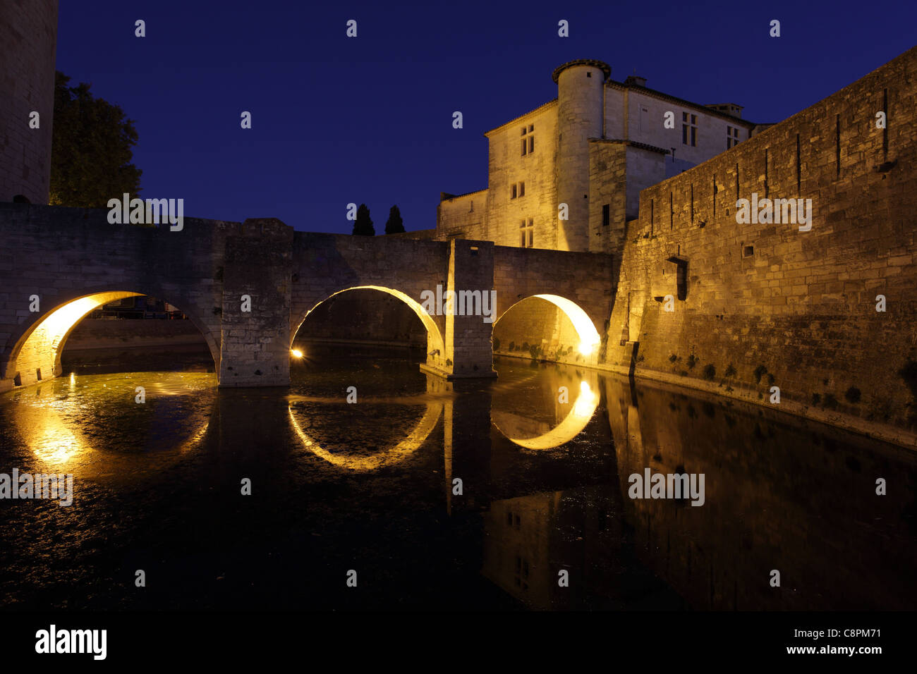 Ville médiévale d'Aigues-Mortes, la nuit, dans le sud de la France Banque D'Images