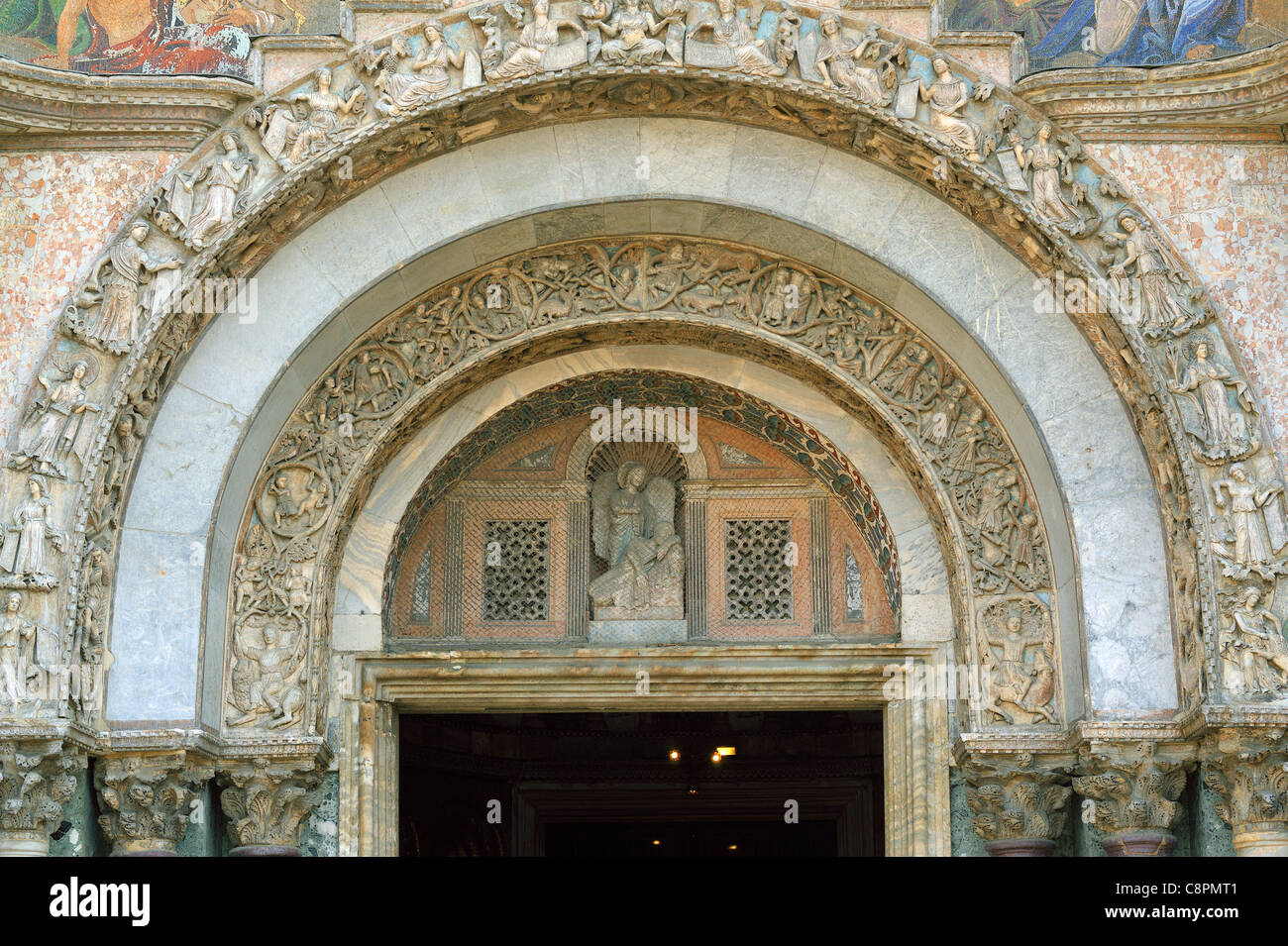 Porte voûte au-dessus de la Basilique di San Marco Venise Banque D'Images
