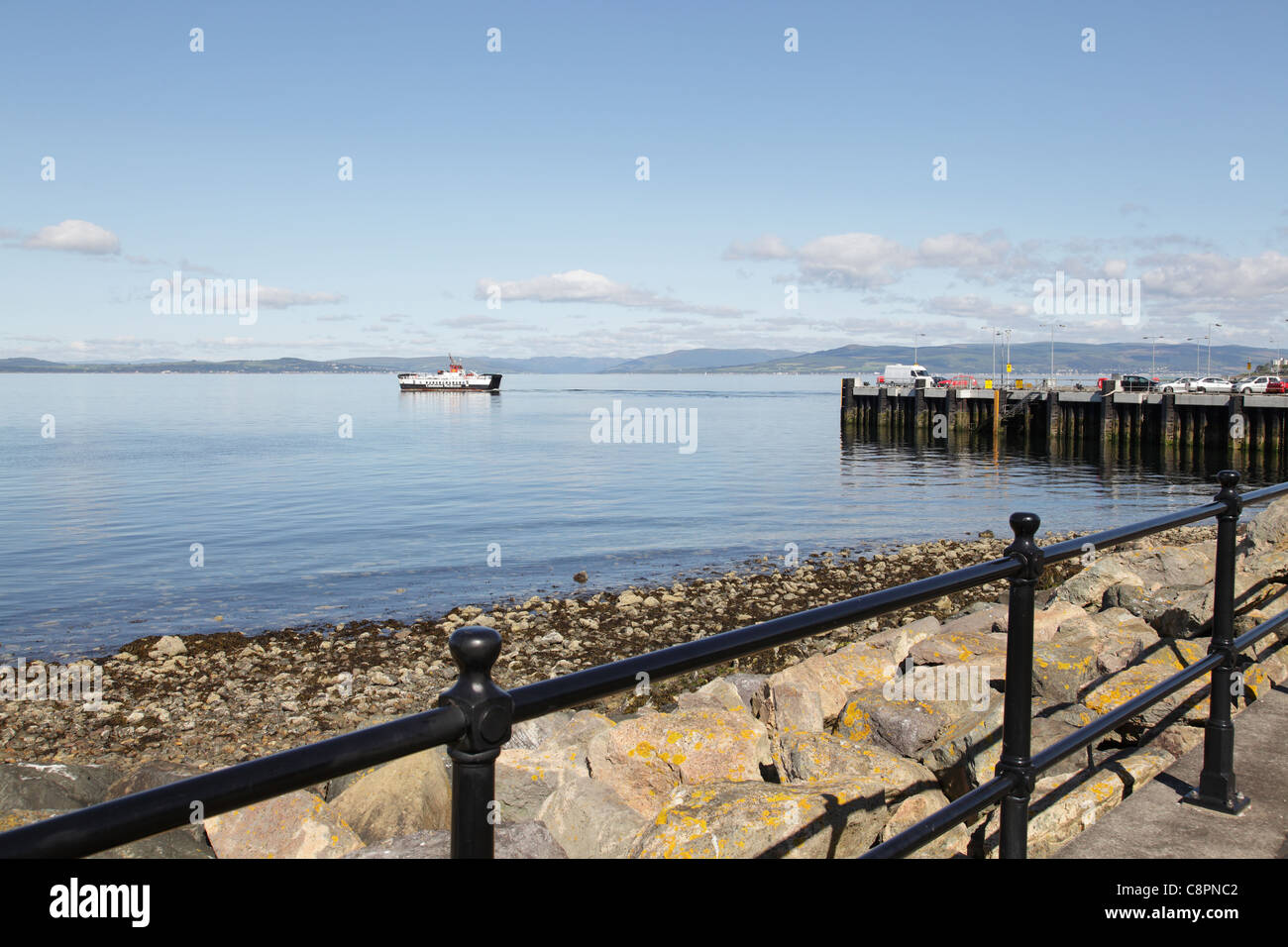 Un Calmac ferry en partance de la ville de Largs sur le Firth of Clyde de l'île de Great (Cumbrae) Scotland UK Banque D'Images