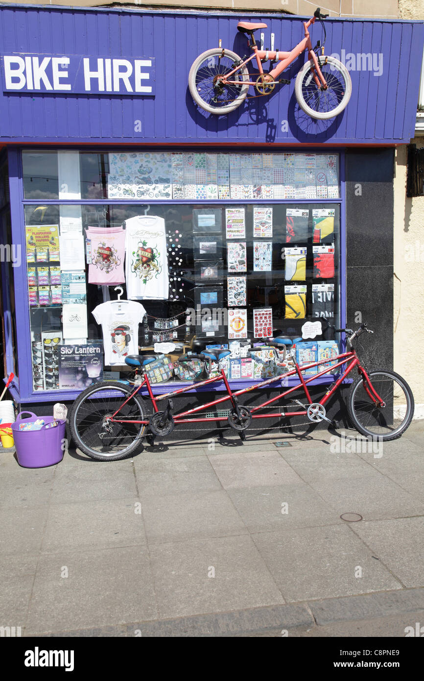 Sur votre vélo, magasin de location de vélos dans la ville de Millport sur l'île de Great Cumbrae, North Ayrshire, Écosse, Royaume-Uni Banque D'Images