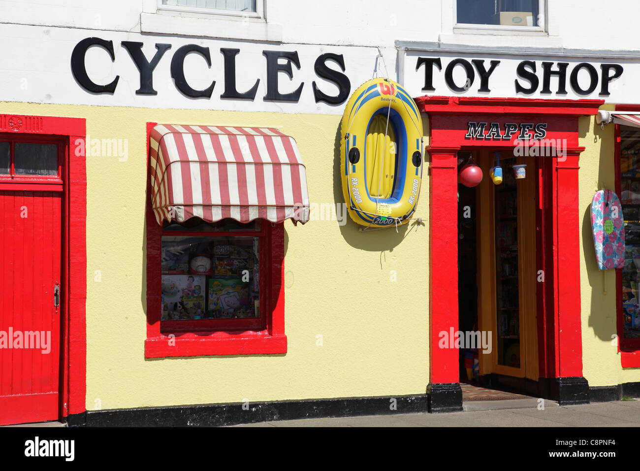 Mapes Location de vélos et magasin de jouets dans la ville de Millport sur l'île de Great Cumbrae, North Ayrshire, Écosse, Royaume-Uni Banque D'Images
