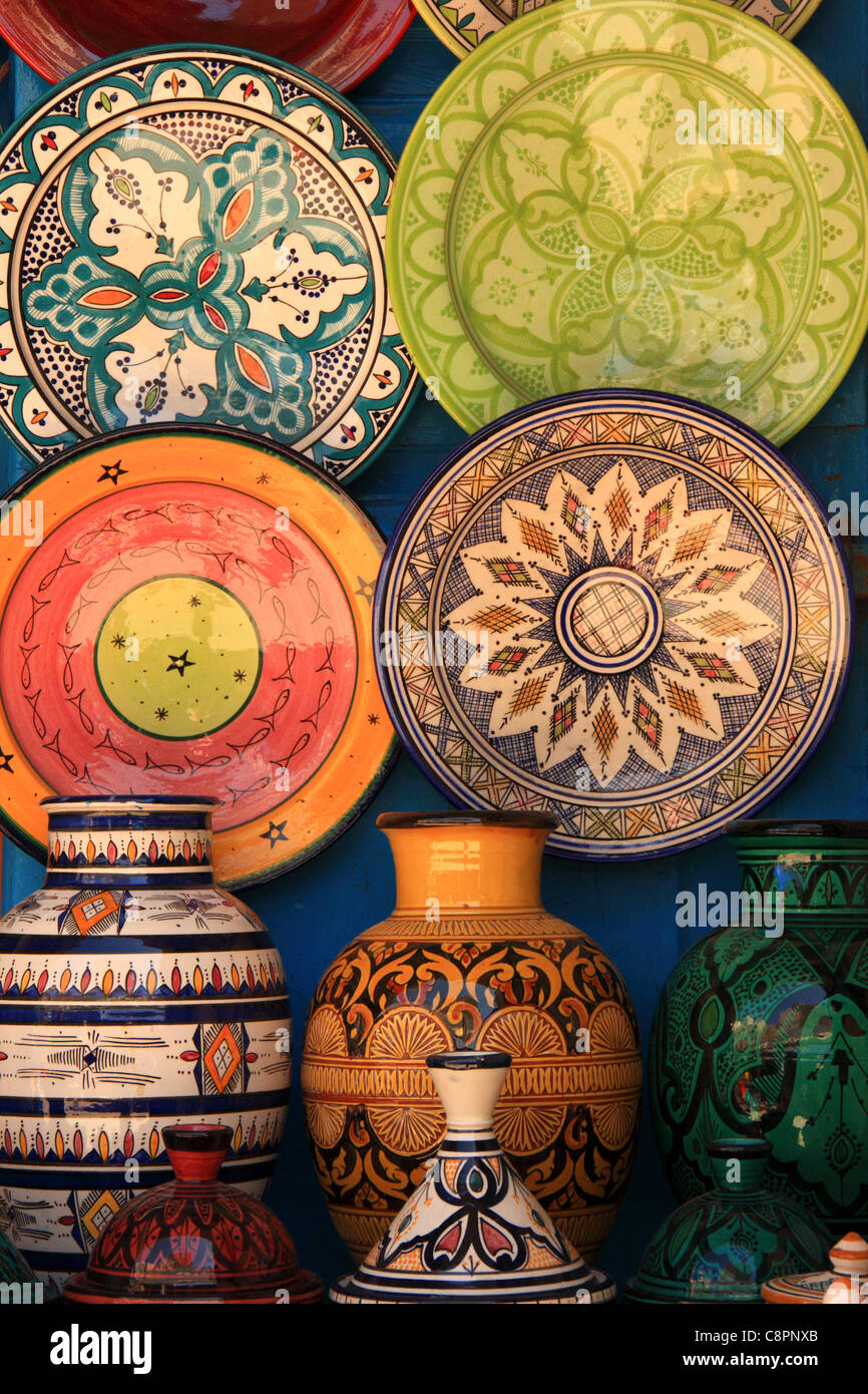 Vases plaques poterie marocaine pour la vente d''une conception islamique de la médina à Essaouira , Maroc, Afrique du Nord Banque D'Images