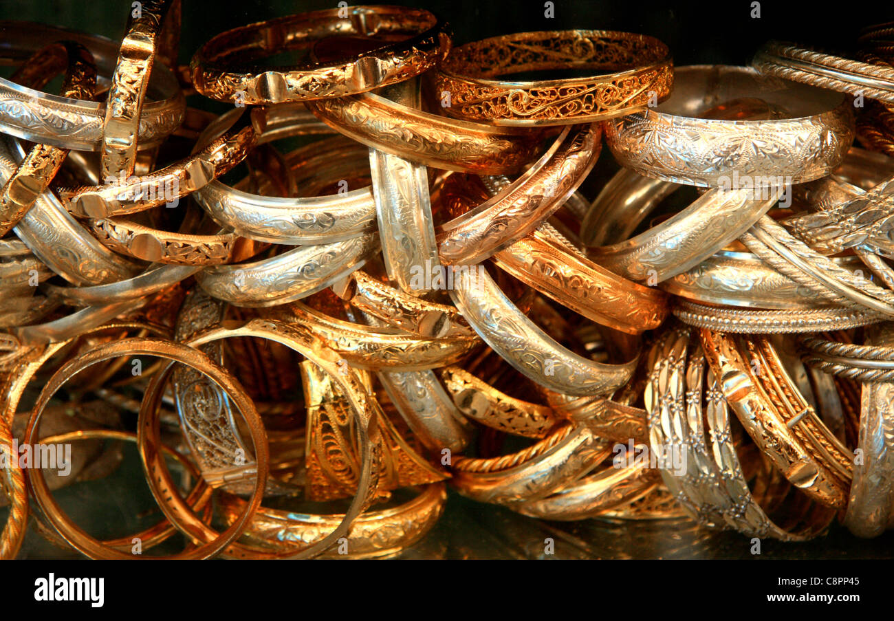 Bracelets d'or et d'argent pour la vente, l'affiche dans une vitrine dans  la bijouterie souk dans la medina à Marrakech,Maroc Photo Stock - Alamy