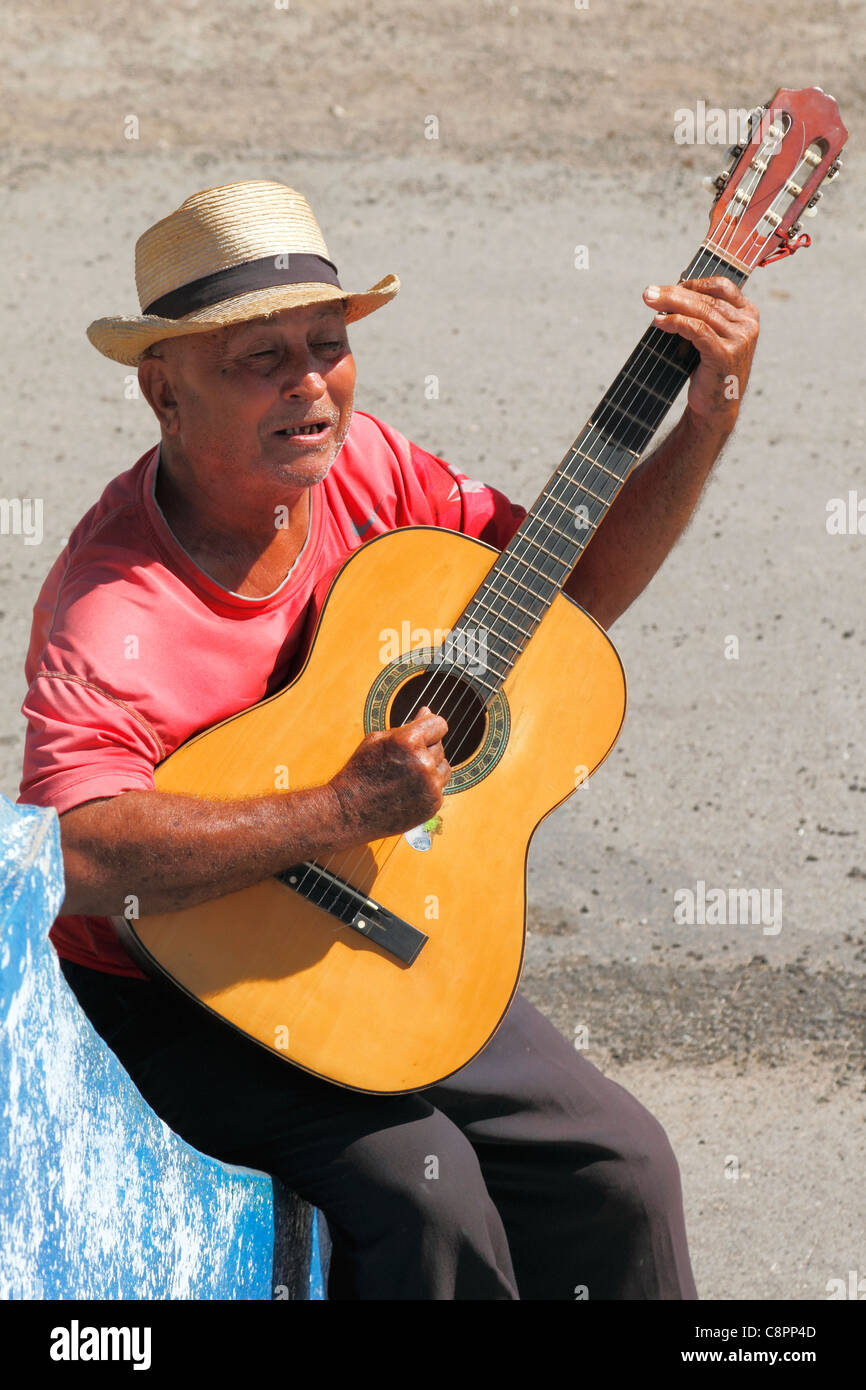 Artiste de rue, Personnes âgées guitariste man performing dans la rue de San Francisco de Paula, Cuba, novembre 2010 Banque D'Images