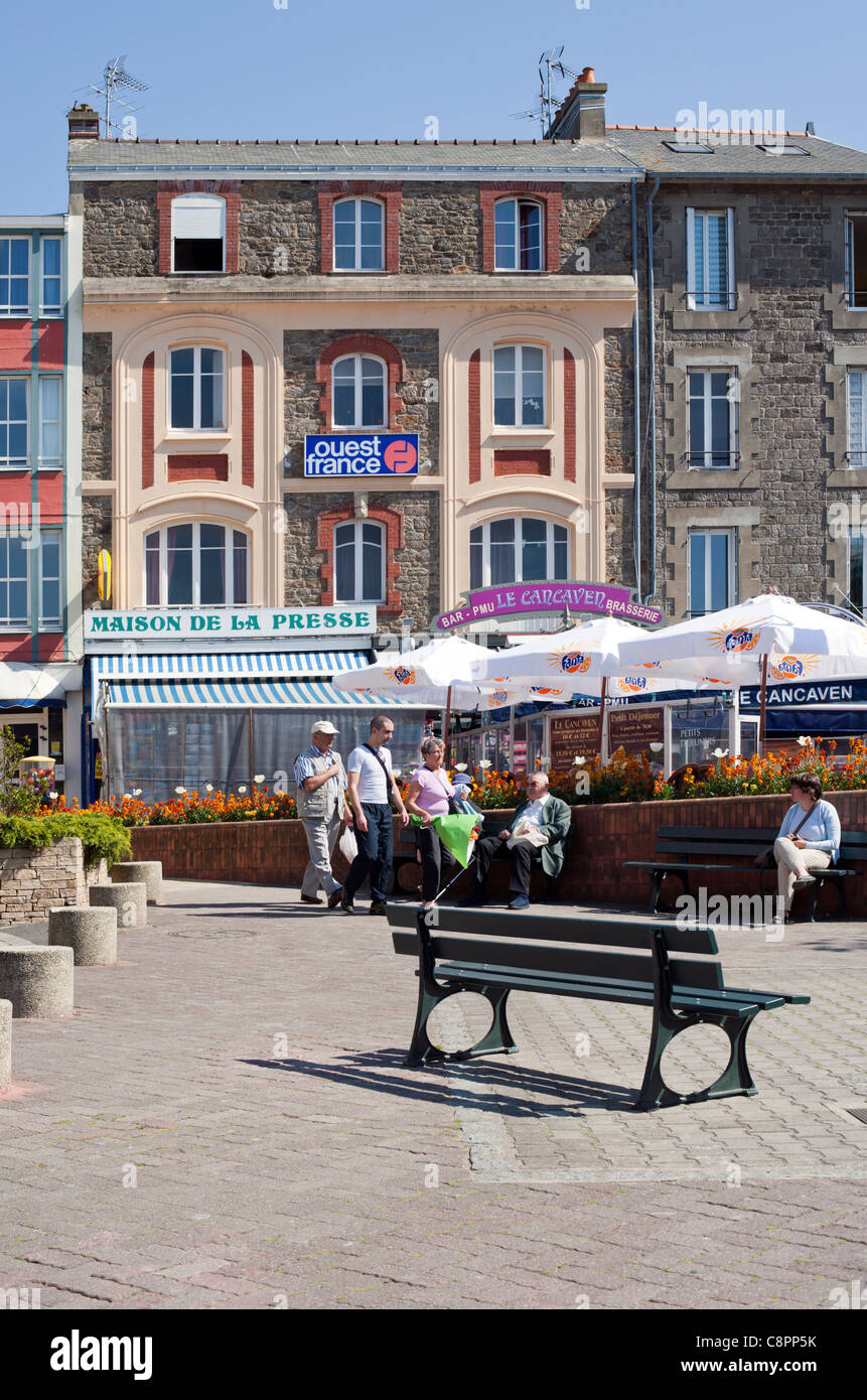 Scène de rue, Dinard, Bretagne. France ; Europe Banque D'Images