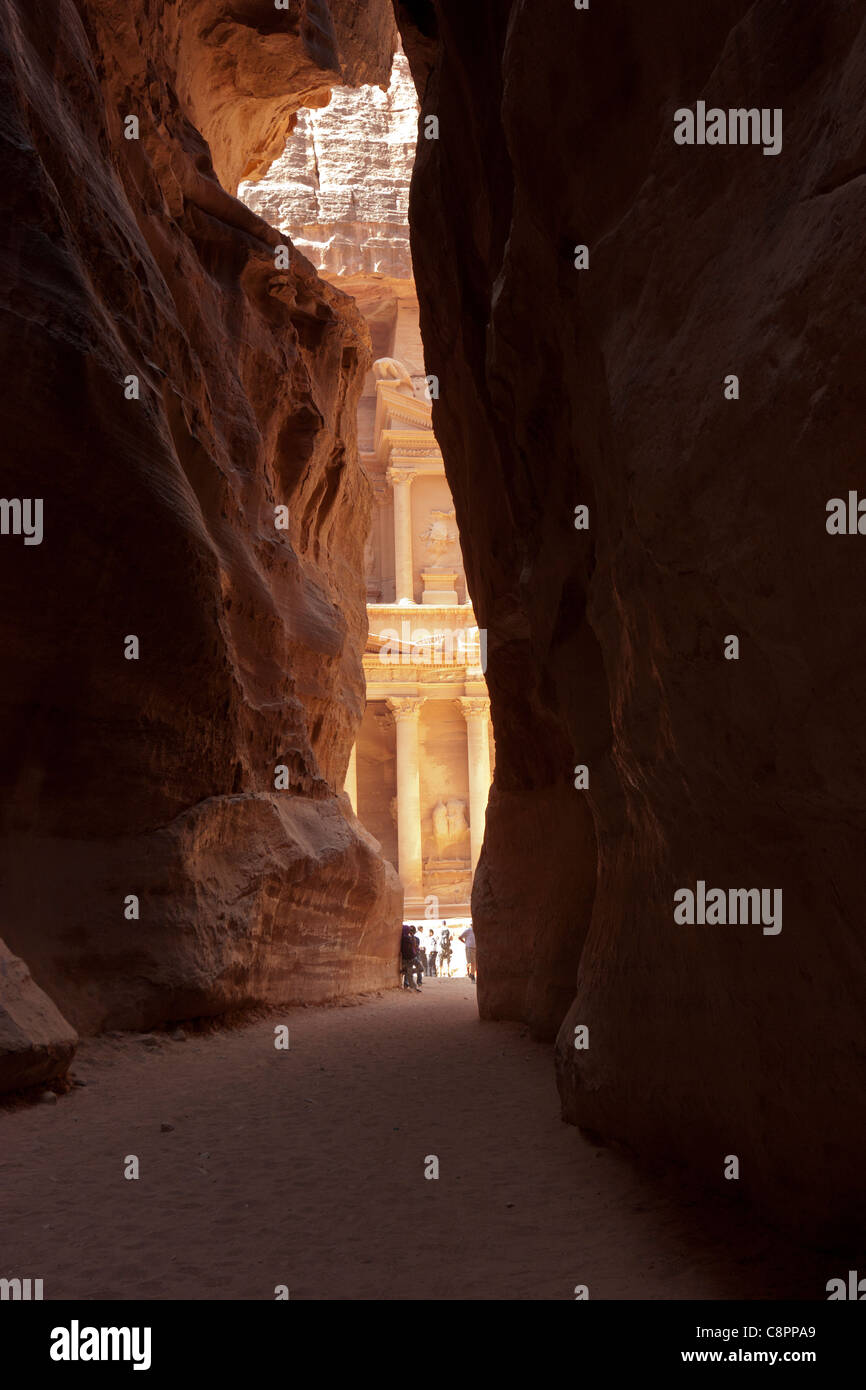 Le Conseil du Trésor (al khazneh) vue de la Siq étroite à la ville antique de Petra, Jordanie Banque D'Images