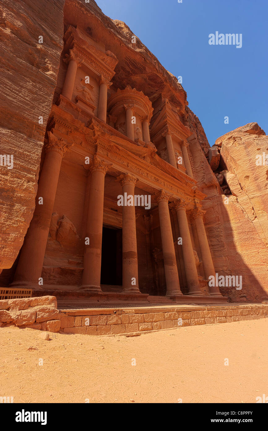 Le Conseil du Trésor (Al khazneh) Bâtiment à la ville antique de Petra rougeoyant à la lumière de la soleil du matin Banque D'Images