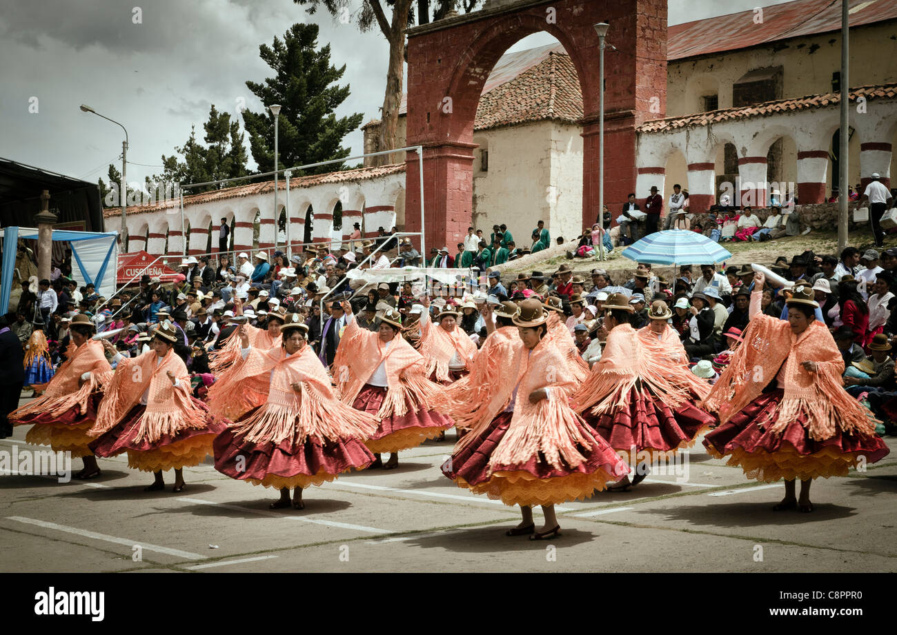 Danseurs traditionnelle péruvienne au fiesta de Nuestra Señora del Rosario à Chucuito Puno Pérou Banque D'Images