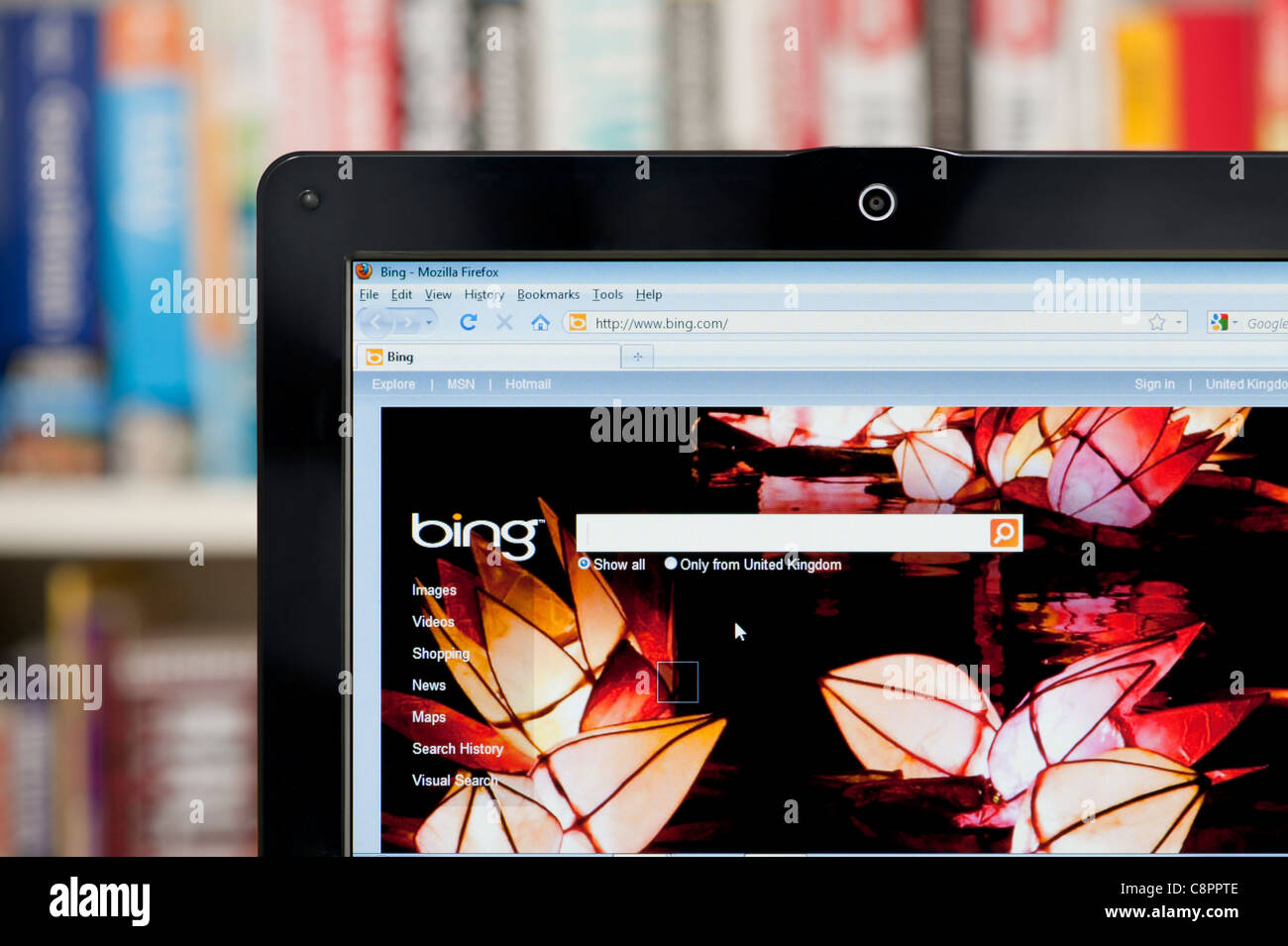 Le site web Bing tourné contre un meuble en arrière-plan (usage éditorial uniquement : -Print, télévision, e-book et le comité éditorial du site). Banque D'Images