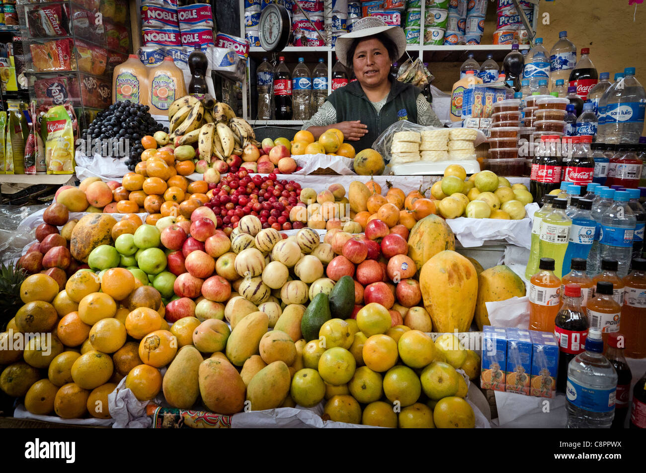 Marché couvert alimentaire locale Chivay Colca Pérou Banque D'Images